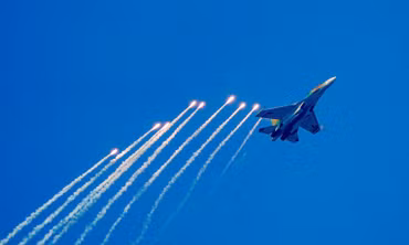 Quốc kỳ tung bay giữa trời xanh, tiêm kích SU-30MK2 thả bẫy nhiệt rực sáng bầu trời TP. HCM