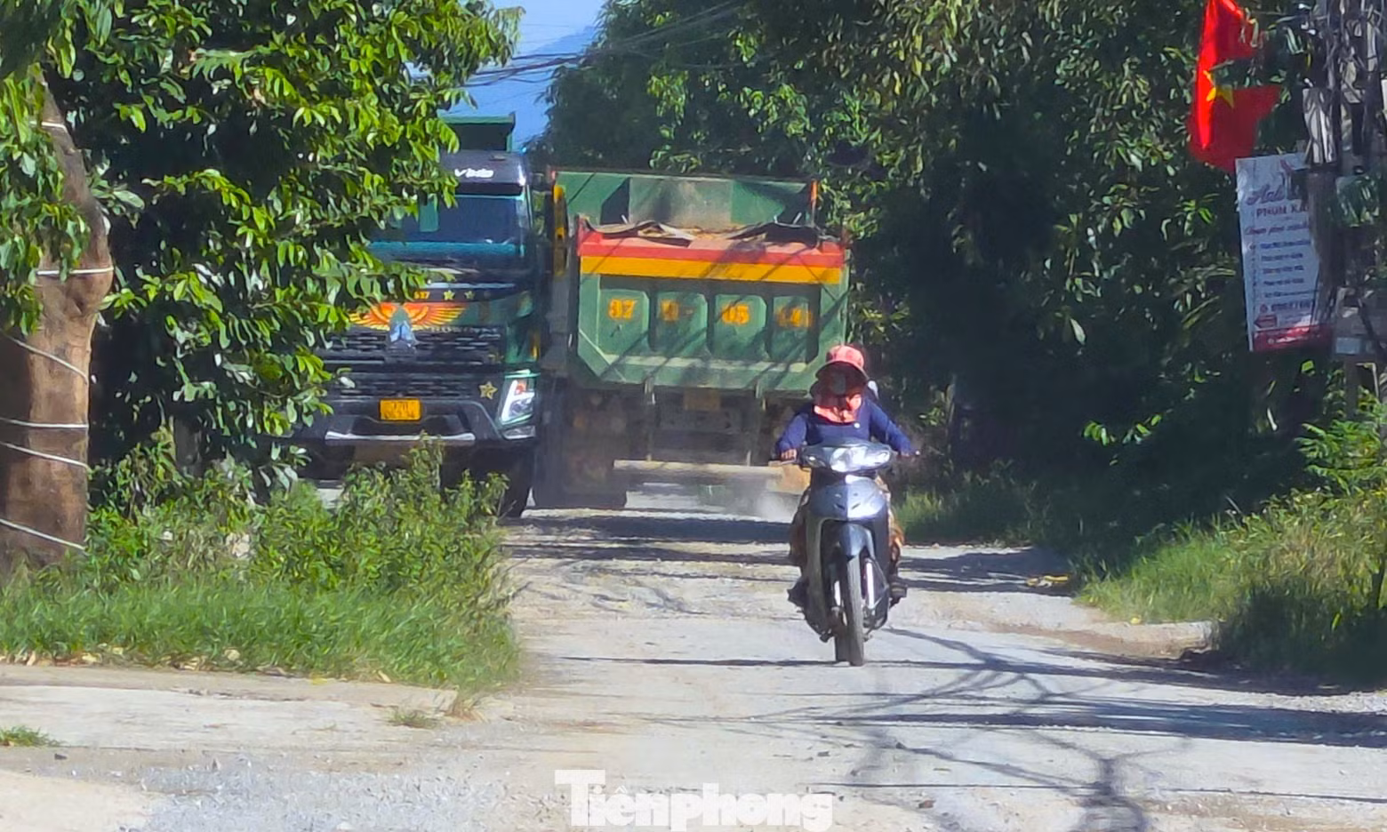 Mưa ngập, nắng bụi, xe tải nối đuôi trên con đường xuống cấp