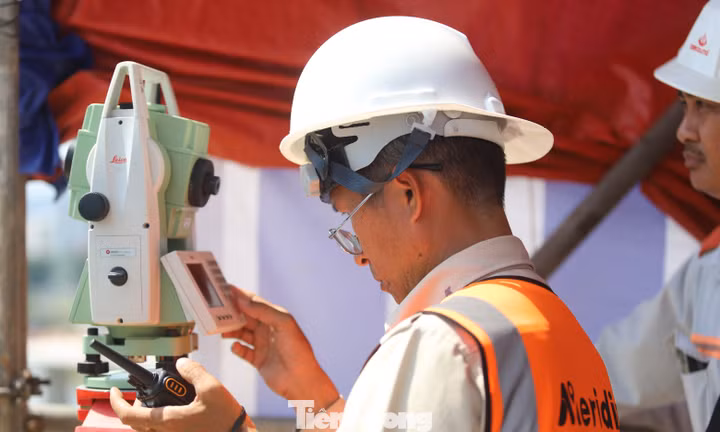 Kỹ sư nín thở căn chỉnh, ép vòm thép 3.400 tấn khớp từng li trên sông Sài Gòn