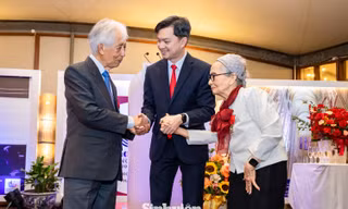 Anh Nguyễn Minh Triết chúc mừng vợ chồng Giáo sư Trần Thanh Vân nhận huân chương Bắc đẩu bội tinh bậc Sĩ quan