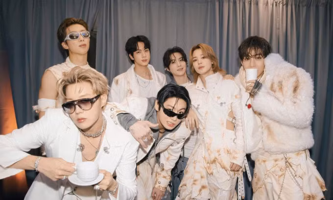 Cận cảnh những "vệt cháy" trên trang phục BTS đặt hàng của thương hiệu Việt