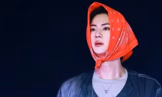 'Nam thần sắc đẹp' Jin của BTS: 'Nhan sắc hoàn hảo giữa cơn mưa tầm tã'