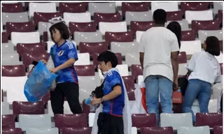 Vì sao người hâm mộ bóng đá Nhật Bản dọn dẹp sân vận động sau các trận đấu World Cup?