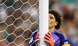 Thủ môn huyền thoại người Mexico, Guillermo Ochoa giải nghệ ở tuổi 41