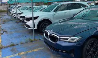 Lô xe ô tô ngập nước lên sàn đấu giá không có khách mua