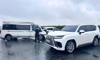 Hình ảnh hiện trường cho thấy cả ba xe đều hư hỏng nặng. Ảnh: Cục CSGT.
