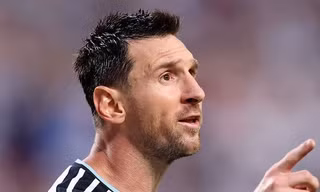 Lý do Messi chỉ tay vào trọng tài