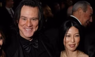Jim Carrey kết hôn với bạn gái kém 32 tuổi