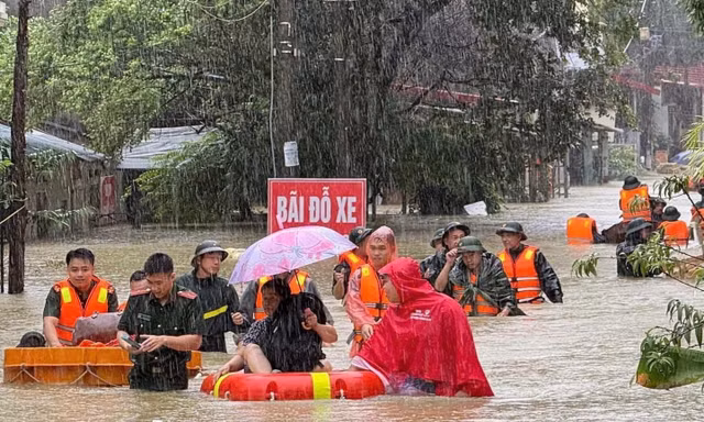 Nước lũ dâng ngập nóc nhà, hàng nghìn người dân Lạng Sơn chạy lũ