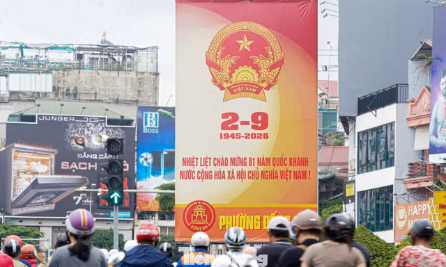 Hà Nội rực rỡ sắc đỏ trước ngày Quốc khánh 2/9