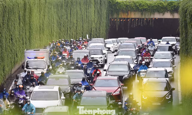 Hà Nội: Dòng xe 'bất động' ở hầm chui Trung Hòa giờ cao điểm