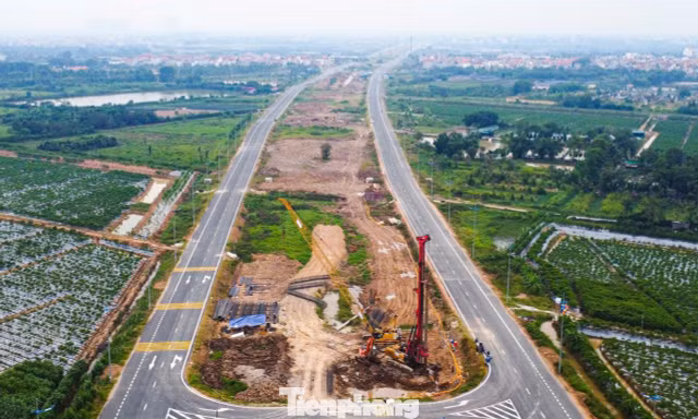 Cận cảnh 15 km đường song hành Vành đai 4 qua Hà Nội vừa thông xe kỹ thuật