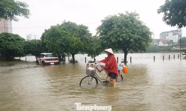 Nước hồ điều hòa Hà Nội tràn đường