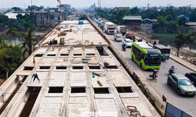 Cầu Mai Lĩnh mới nối nhịp, cầu cũ vẫn oằn mình đón xe