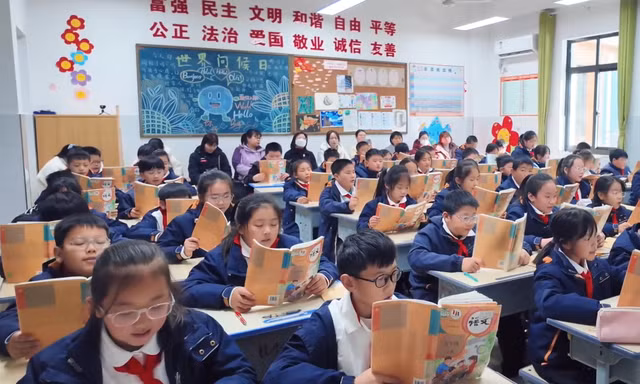 Các nước châu Á thiết kế bàn ghế học sinh theo chiều cao thế nào?