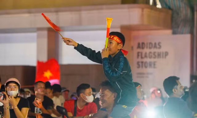 Dòng người xuống phố mừng tuyển Việt Nam vào chung kết gặp Thái Lan