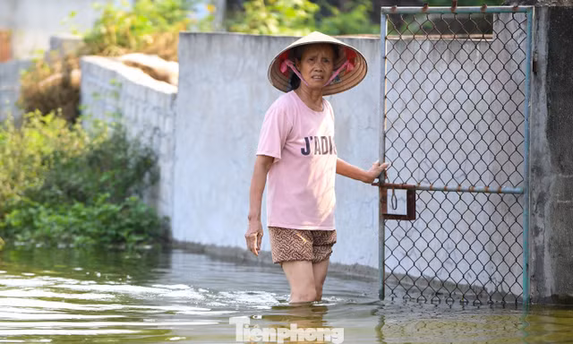 Sau 5 ngày, ‘rốn lũ’ Hà Nội vẫn mênh mông nước
