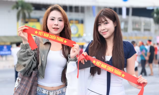 Cổ động viên từ khắp nơi đổ về, Mỹ Đình nóng rực trước giờ bóng lăn