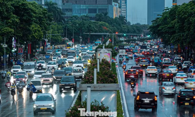 Bầu trời Hà Nội bất ngờ tối sầm giữa ban ngày, nhiều phương tiện phải bật đèn