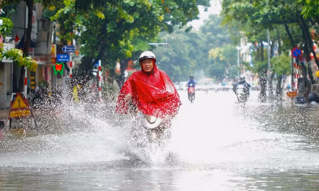 Hà Nội trưa 16/9: Mưa ngớt, phố vẫn mênh mông nước