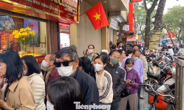 Người Hà Nội xếp hàng dài mua vàng ngày cuối năm 