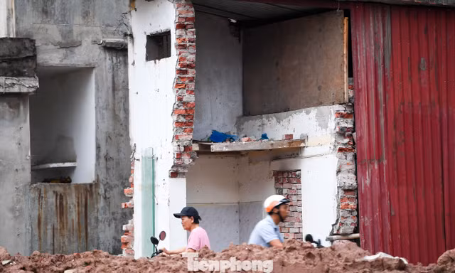 Những căn nhà hình thù kỳ lạ bên Vành đai 2,5 Hà Nội