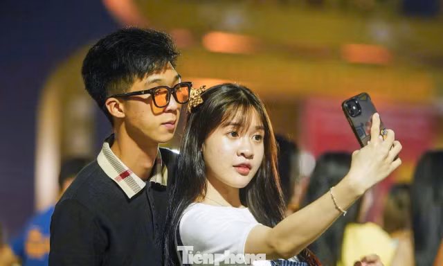 Giới trẻ đổ về Hồ Gươm, Hồ Tây ngắm pháo hoa rực sáng