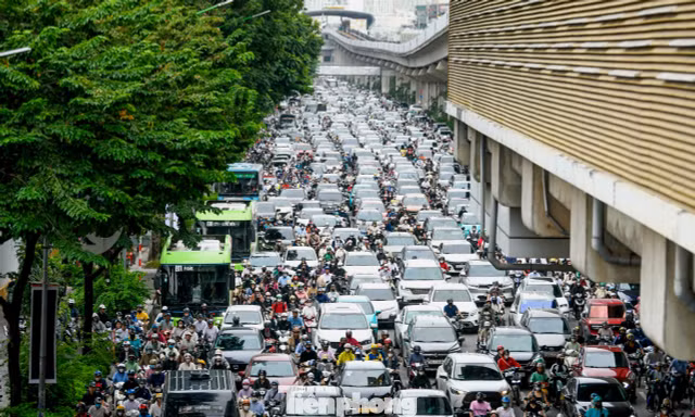 Dòng xe ken đặc trên nhiều tuyến đường Hà Nội sáng đầu tuần