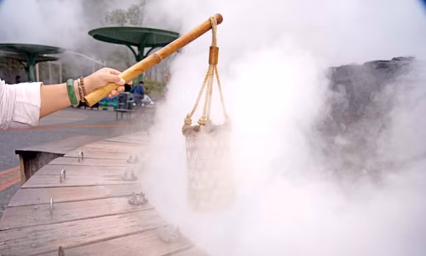 Du khách trải nghiệm bên suối khoáng nóng