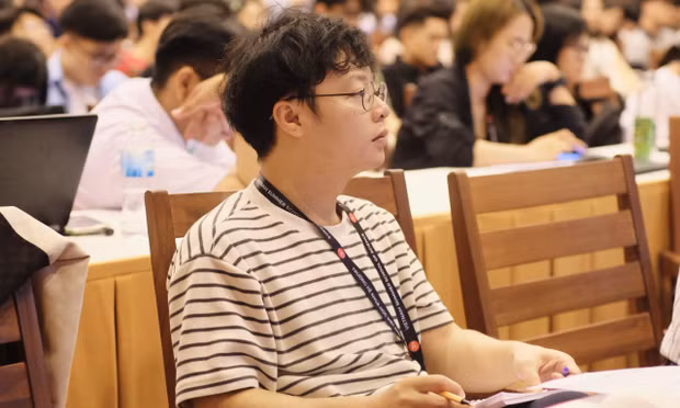 PGS.TS Lưu Quang Trung (bên trái) tham gia Hội nghị về thúc đẩy khoa học, công nghệ và đổi mới, do Đại học Bang Arizona tổ chức dưới sự bảo trợ của Bộ Ngoại giao Hoa Kỳ và ASEAN, tại Viêng Chăn, Lào, năm 2024