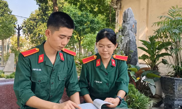  Tân học viên kỹ sư quân sự Khóa 62 (Học viện Kỹ thuật Quân sự) học sắp xếp nội vụ ẢNH: CTV 