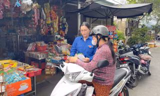 Thanh niên trực tiếp đến chợ, nhà dân tuyên truyền dịch vụ công trực tuyến