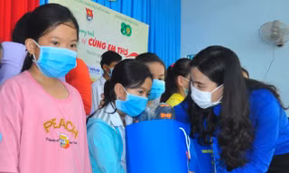 Hội Đồng Đội Trung ương trao tặng 100 phần quà cho học sinh Trà Vinh