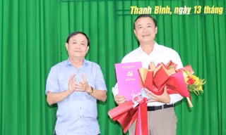 Ban Thường vụ Tỉnh ủy Đồng Tháp trao quyết định về công tác cán bộ