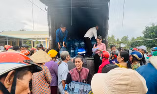 Hội Doanh nhân trẻ Việt Nam tặng nước giúp bà con vùng hạn mặn ĐBSCL