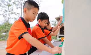Thực trạng nhà vệ sinh học đường - ám ảnh của con trẻ và hành động của Quỹ Vì Tầm Vóc Việt