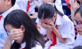 Giáo viên, học sinh chia sẻ cảm xúc trong lễ phát động 'Cùng Tiền Phong nâng bước em tới trường'