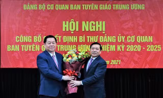 Đồng chí Nguyễn Trọng Nghĩa, Bí thư Trung ương Đảng, Trưởng ban Tuyên giáo Trung ương tặng hoa chúc mừng đồng chí Lại Xuân Môn. Ảnh: Tuyên giáo