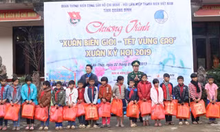 Tặng quà các em học sinh nghèo vượt khó