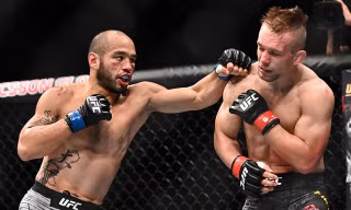 Frank Camacho ra đòn hạ gục Nick Hein.
