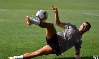 Mục kích Ronaldo trình diễn kỹ thuật siêu đẳng trên sân tập Juve