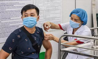 Người dân Thủ đô xếp hàng tiêm mũi nhắc lại phòng chống COVID-19