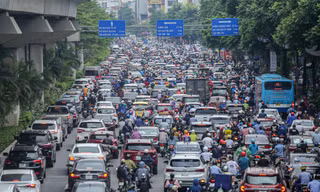 Đường phố Hà Nội tắc 'không lối thoát' sau cơn mưa tầm tã