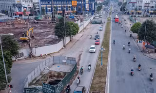 Cận cảnh loạt 9 'lô cốt' án ngữ 300m đường tại Hà Nội