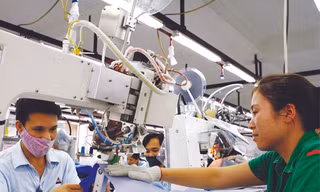 Với vai trò là nhà đầu tư và tổ chức sản xuất, tiêu thụ, doanh nhân là một nhân tố then chốt của CNH – HĐH. Ảnh: Hồng Vĩnh
