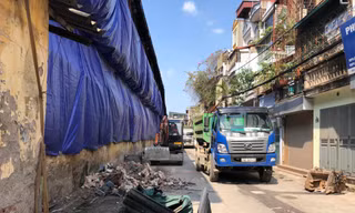 thu gom phế thải khu vực nhà xưởng bị cháy