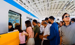 Người dân TPHCM hào hứng trải nghiệm metro trước ngày vận hành chính thức 