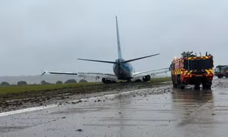 Máy bay TUI Airways ‘cày nát’ bãi cỏ 