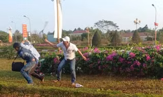 Công an mặc thường phục bị tấn công. Ảnh: MXH