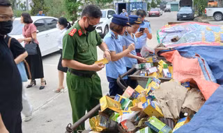 Phát hiện hàng vạn hộp thực phẩm chức năng bị đổ ở Hạ Long